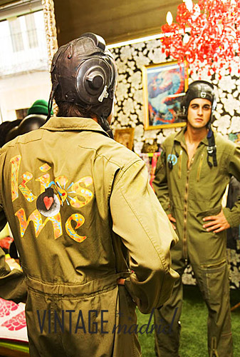 Diego Calvo lleva mono de helic&oacute;ptero customizado por Dar&iacute;o Viola y casco ruso vintage de aviador en la tienda Vintage Madrid